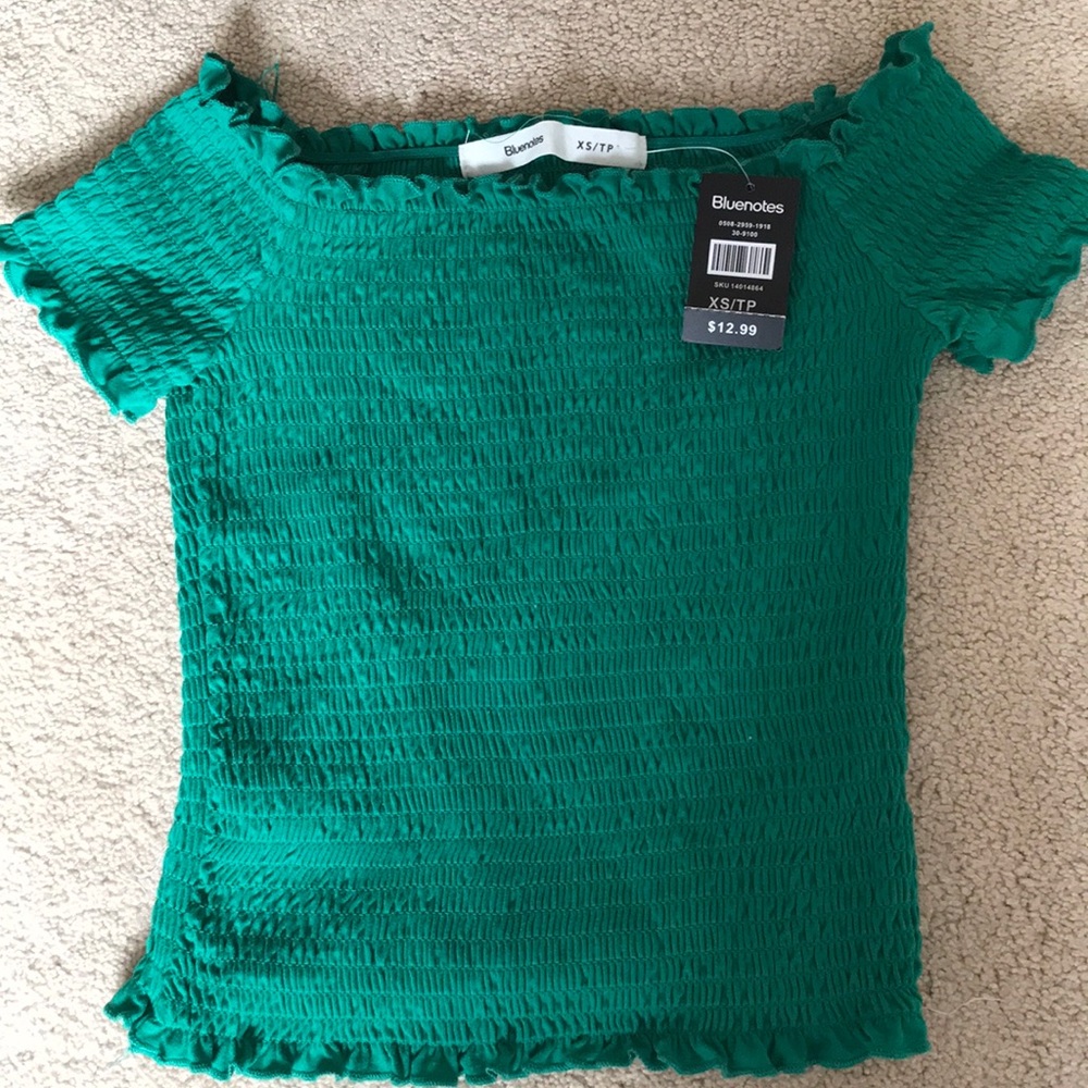 Green scalloped ruffled off the shoulder top💚NWT